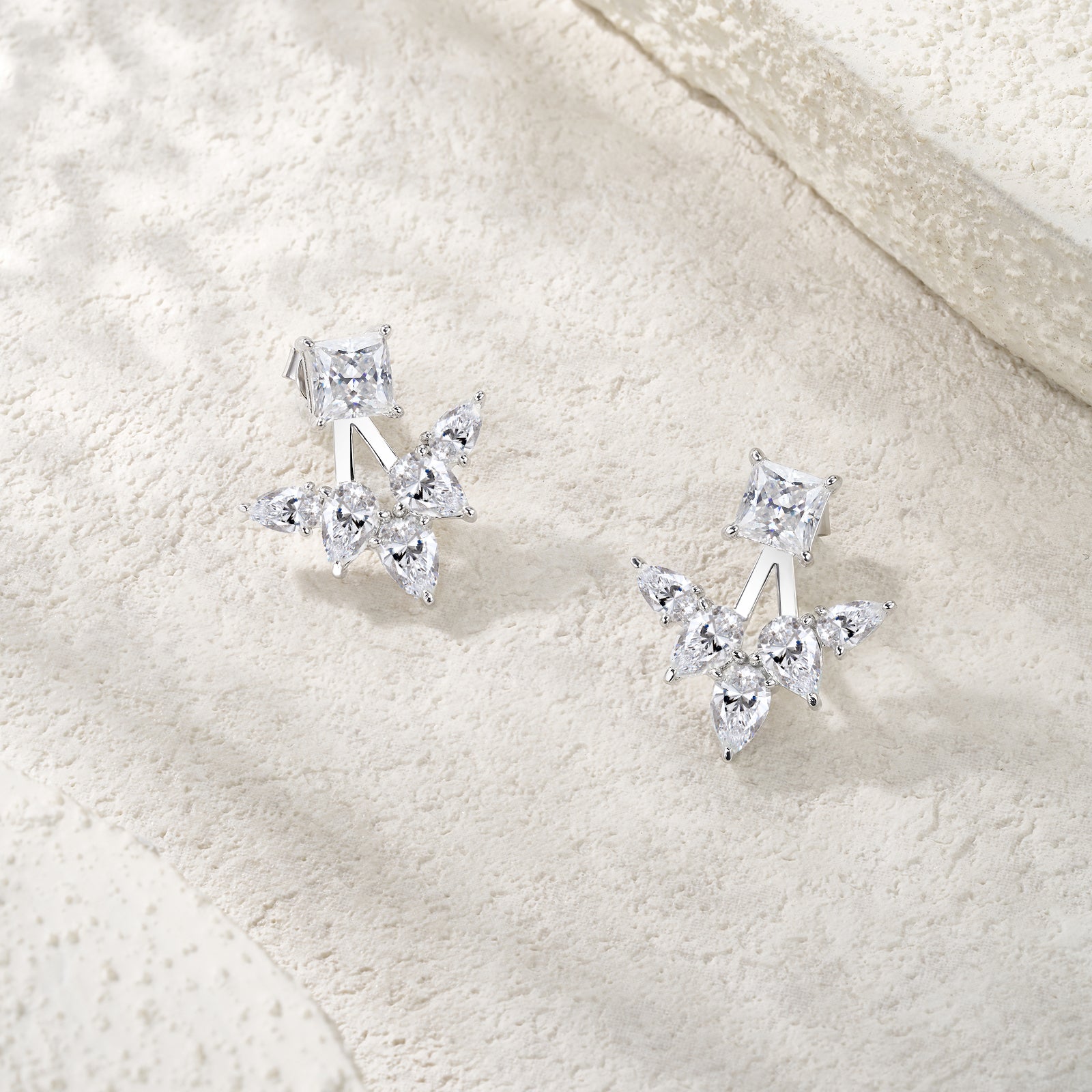 A Luxurious And Fashionable Minimalist Jewelry Earring Set Featuring Top-quality Moissanite Stones, Made Of S925 Silver Electroplated With Platinum.