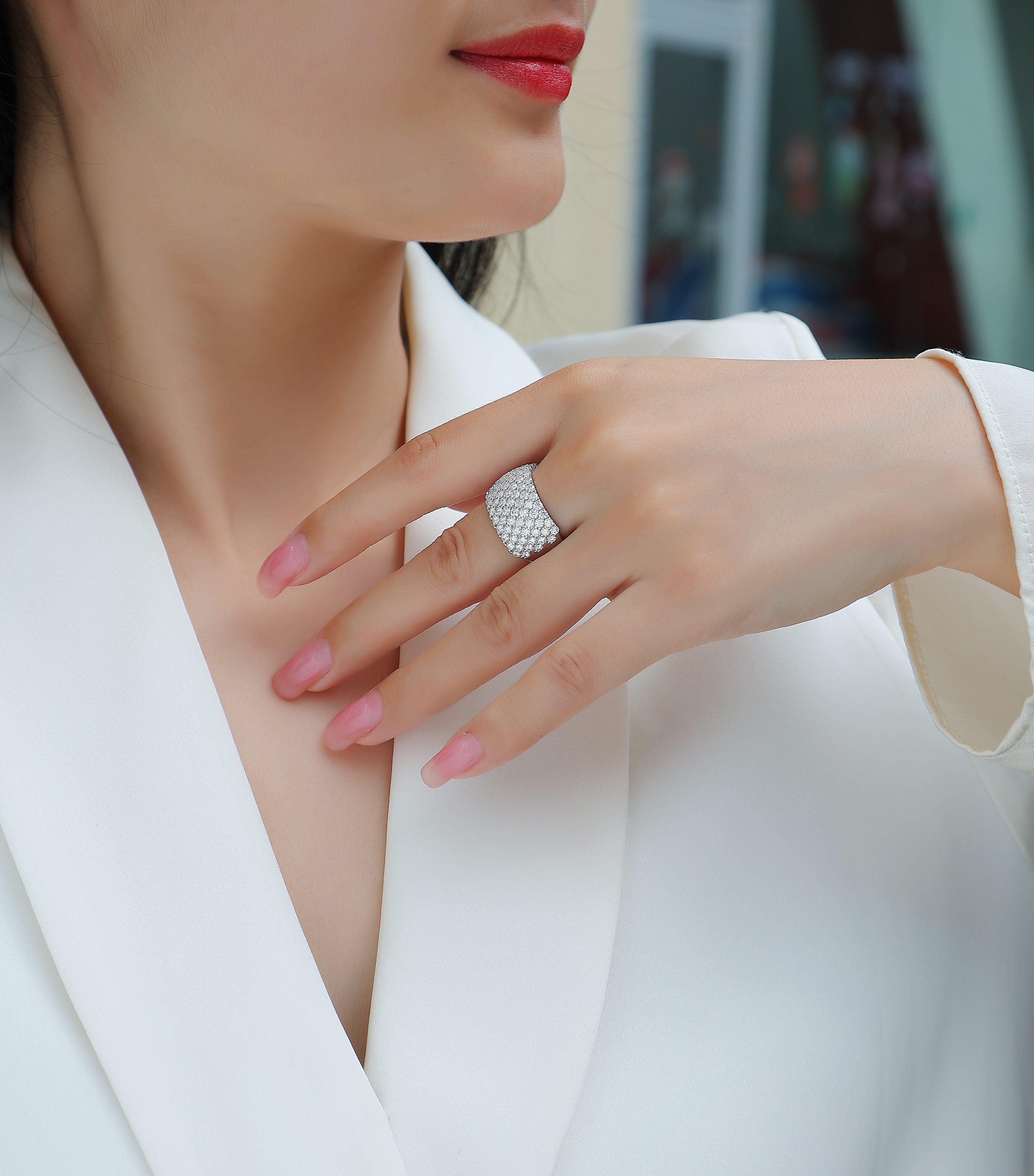 Dynamic And Dazzling - A Wedding Ring Set With Top-quality Moissanite S925 In Silver And Platinum-plated. The Ring Can Be Inspected With A Diamond Pen