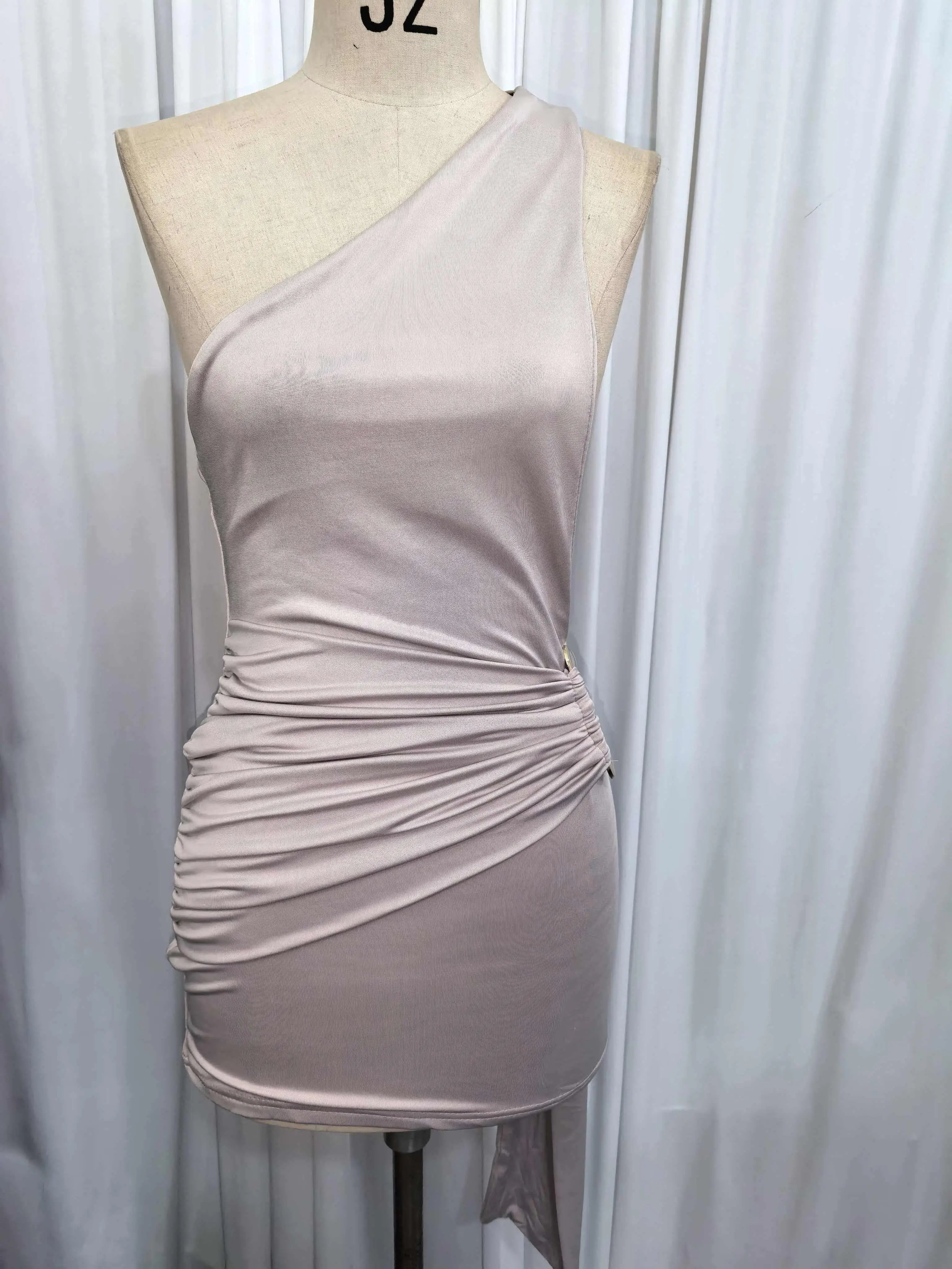 Sexy Sequin One-Shoulder Mini Dress Wome Backless Metal Buckle Ribbon Ruched Bodycon Dress Summer Shiny Nightclub Party Vestidos