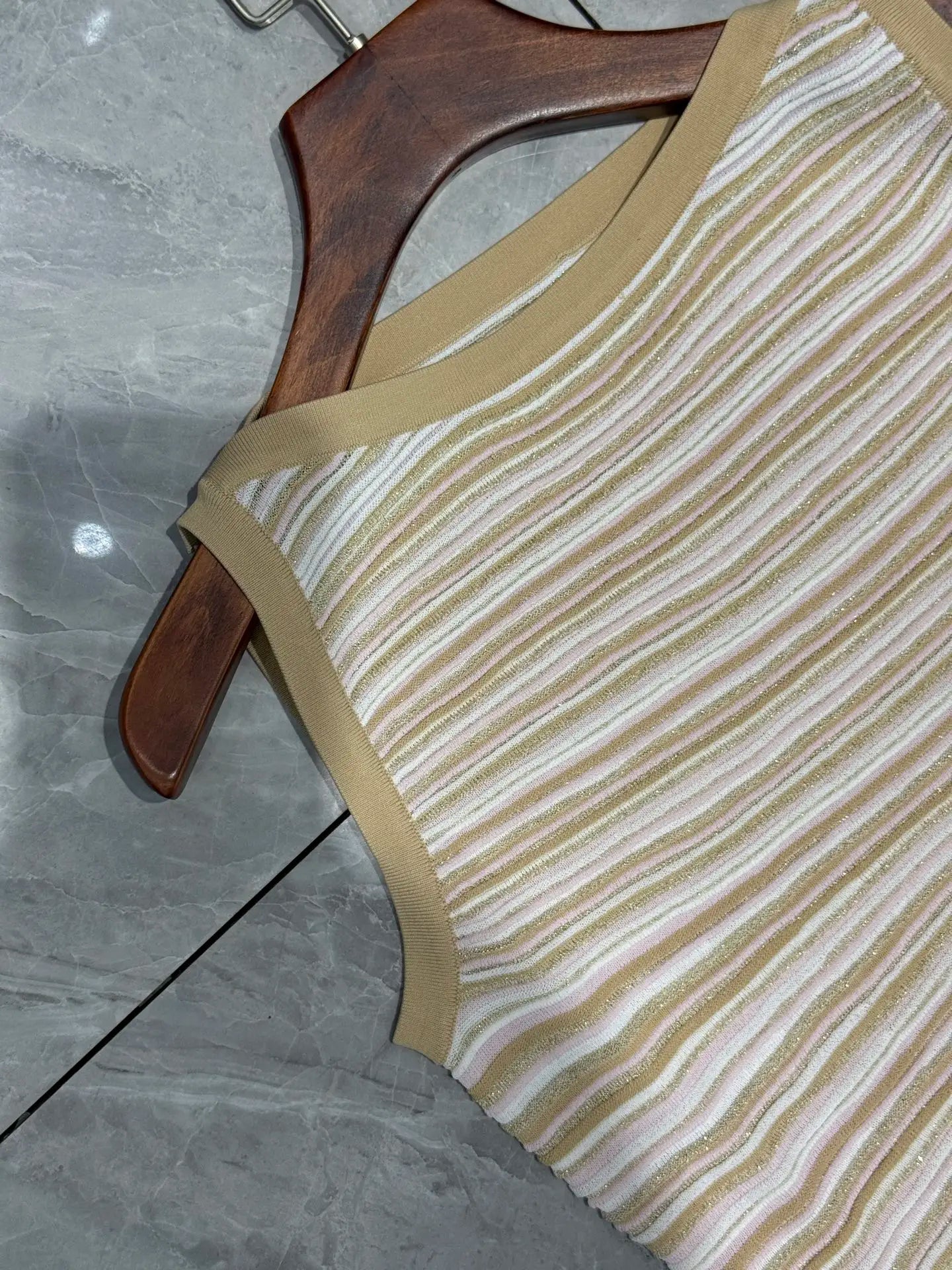 Women Metallic Stripes Sequined Sleeveless Irregular Top + Zigzag Striped Long Skirt Set
