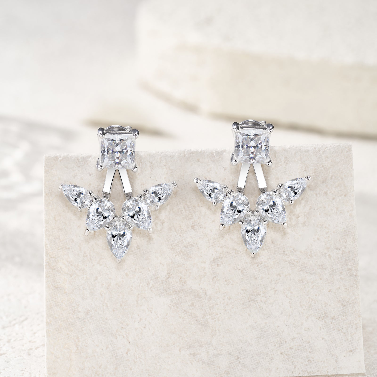A Luxurious And Fashionable Minimalist Jewelry Earring Set Featuring Top-quality Moissanite Stones, Made Of S925 Silver Electroplated With Platinum.