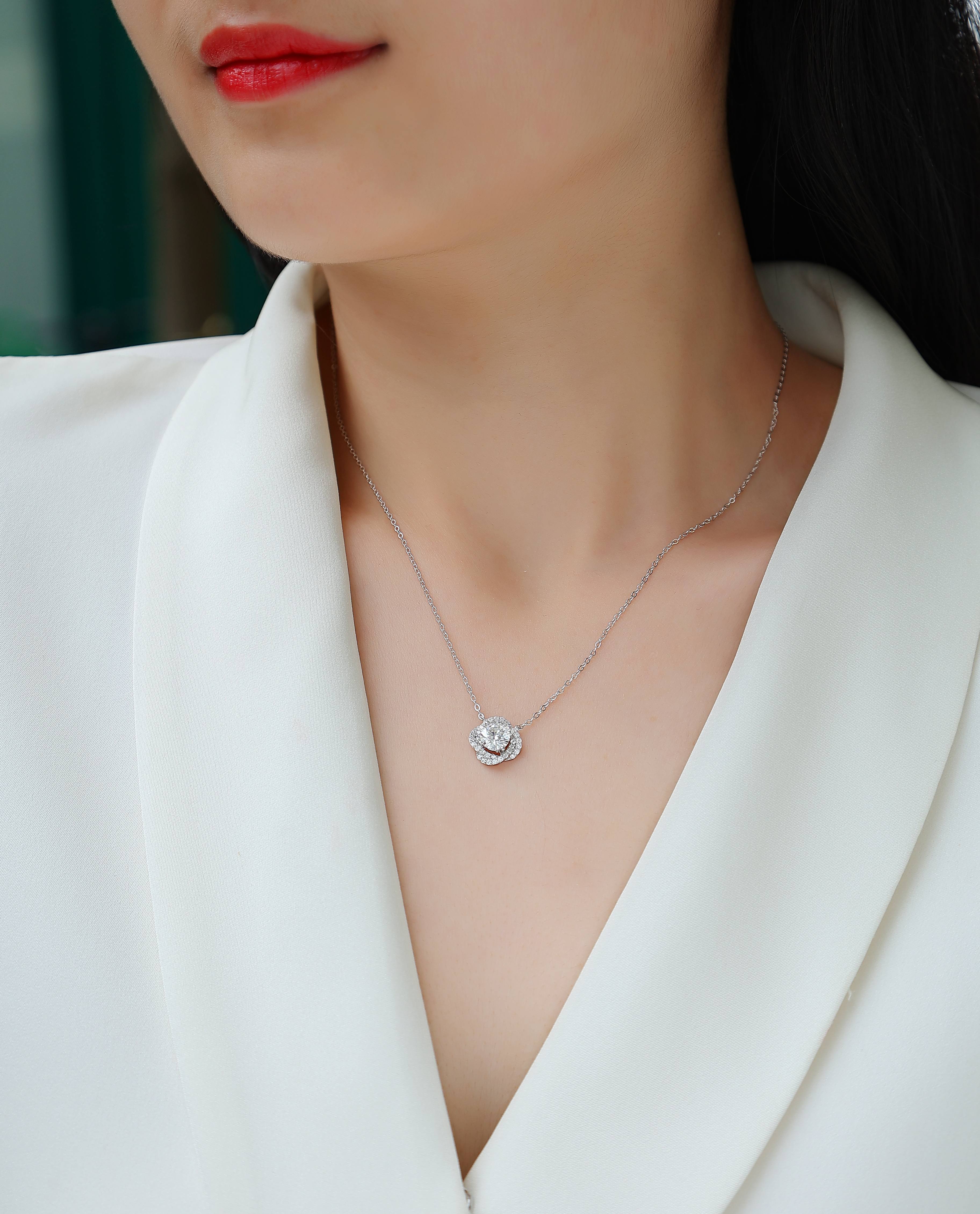 Lucky Flower - A Fashionable And Light Luxury Jewelry Pendant Necklace Set With Top-quality Moissanite, S925 Silver Plated Platinum