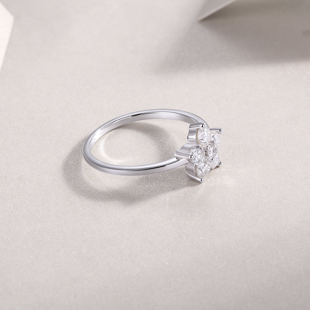 A Luxurious And Fashionable Light Luxury Jewelry Silver Ring Set With Top-quality Moissanite, S925 Silver Plated With Platinum